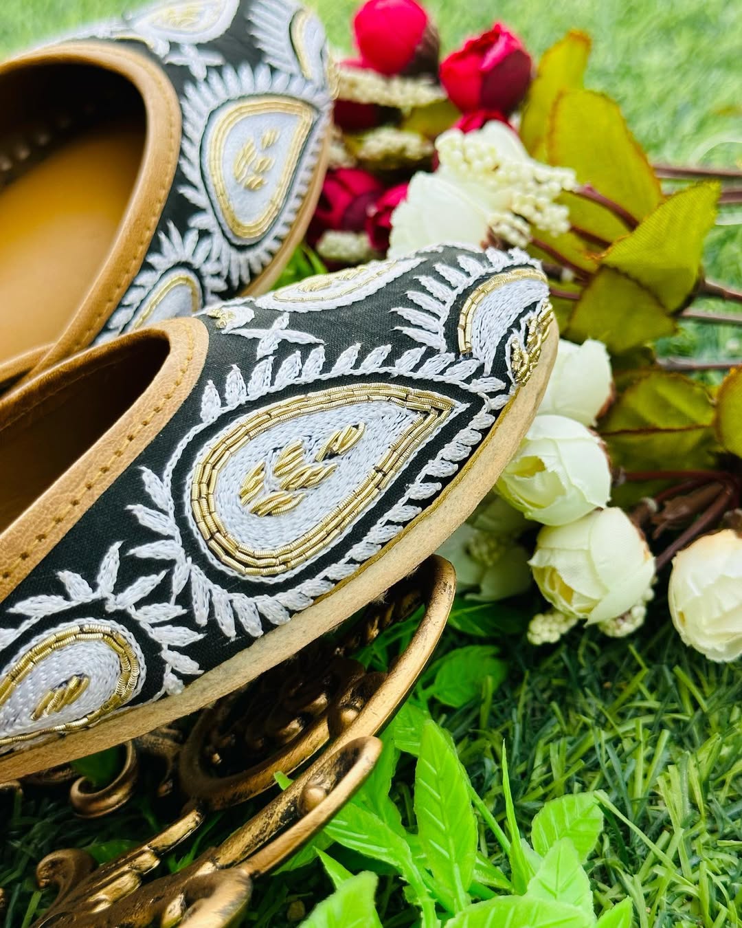 Noir Paisley Jutti