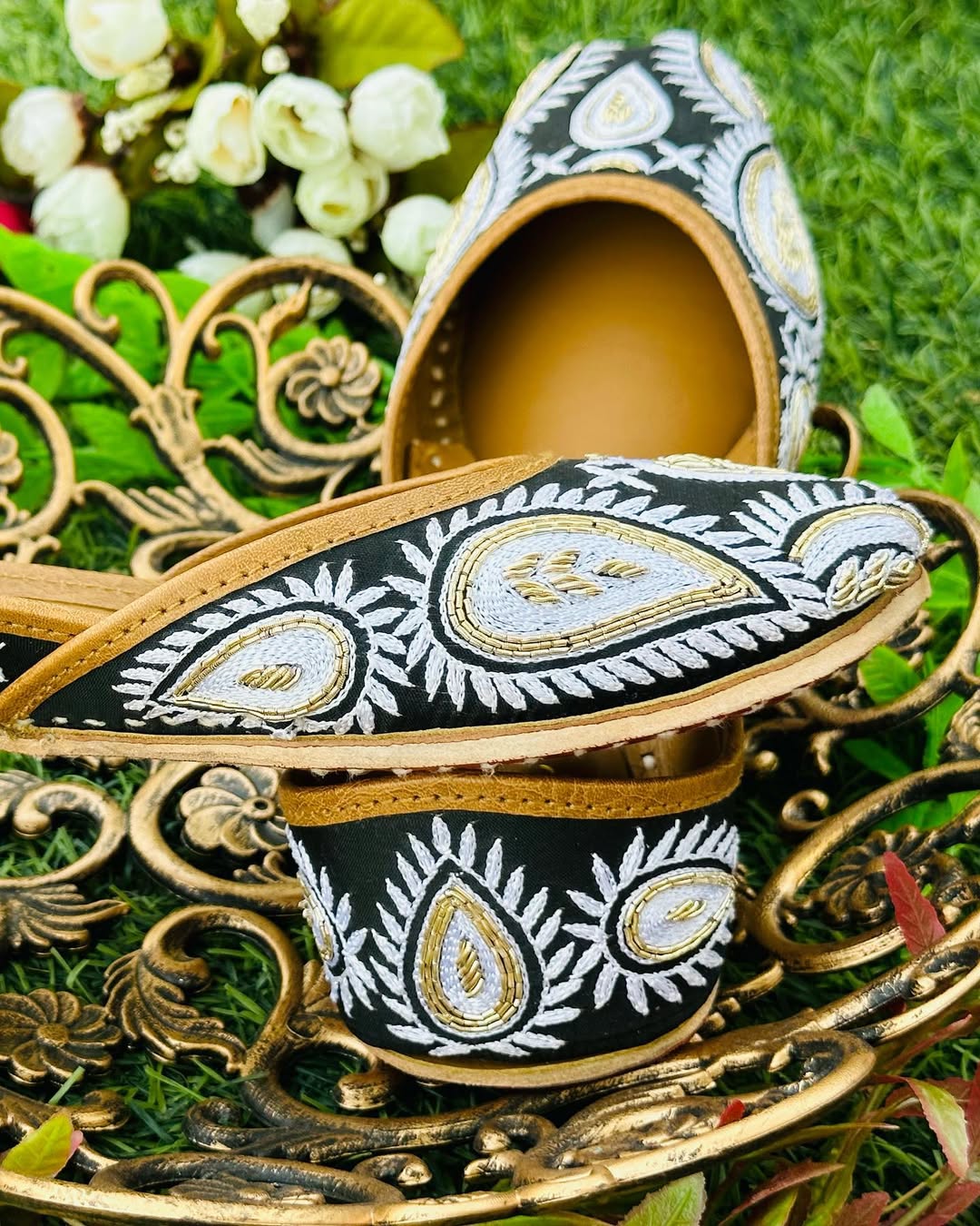 Noir Paisley Jutti