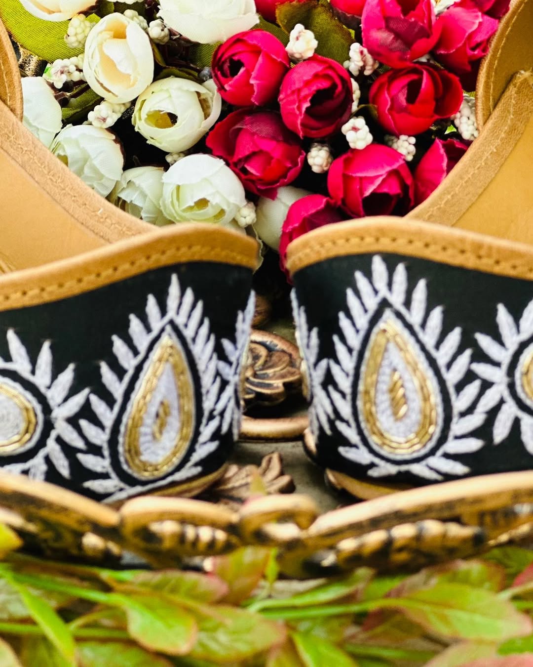 Noir Paisley Jutti