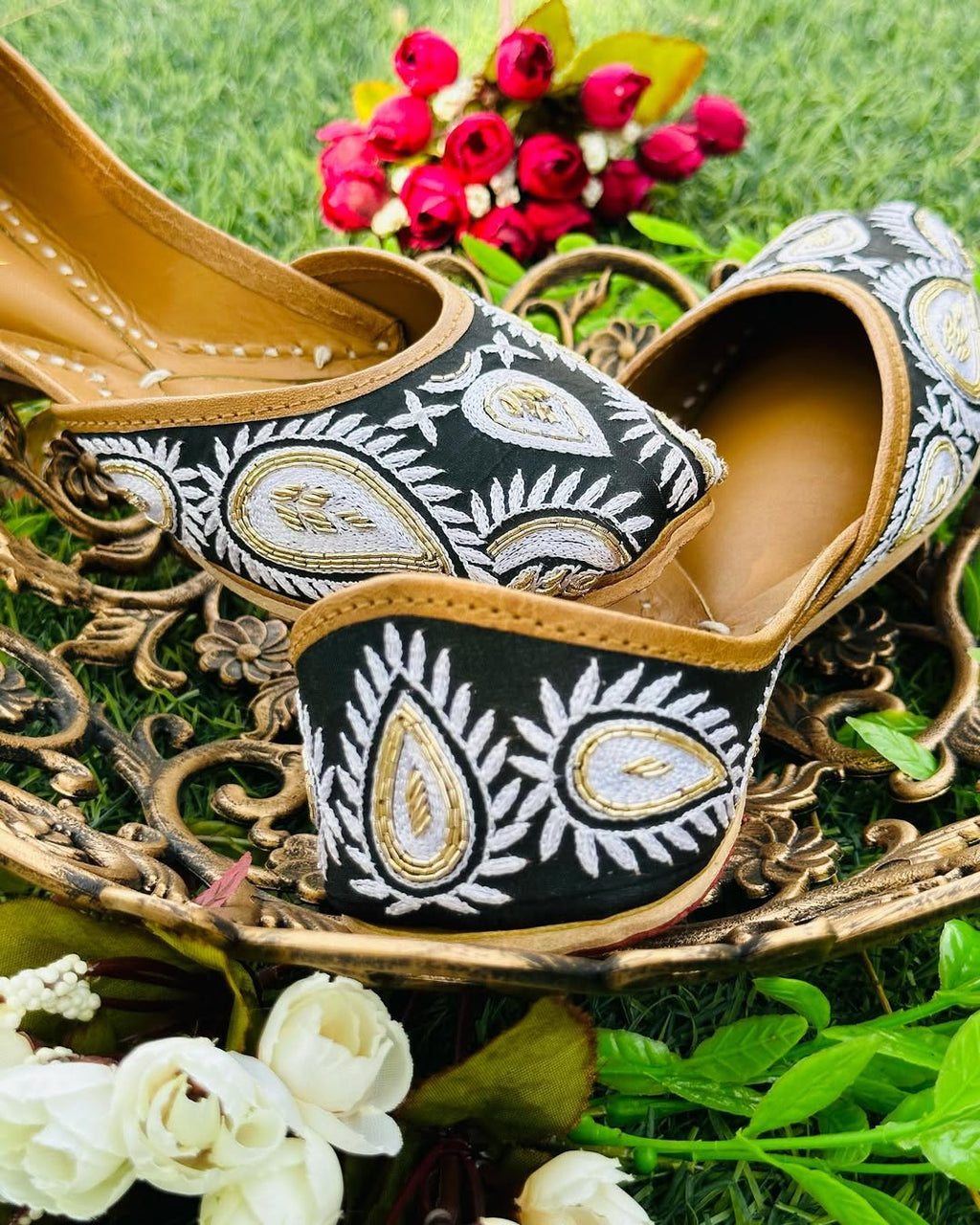 Noir Paisley Jutti
