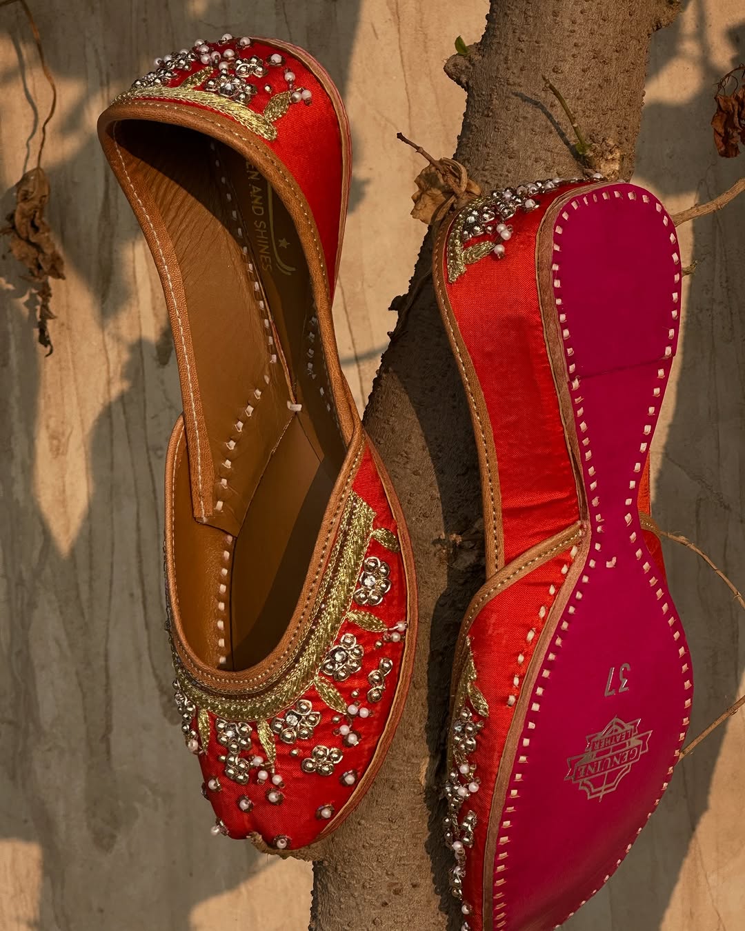Red & Gold Embroidered Punjabi Jutti