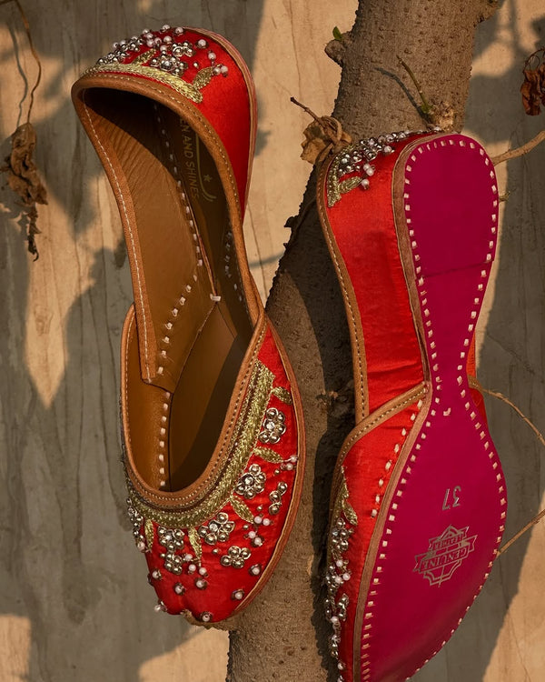 Red & Gold Embroidered Punjabi Jutti