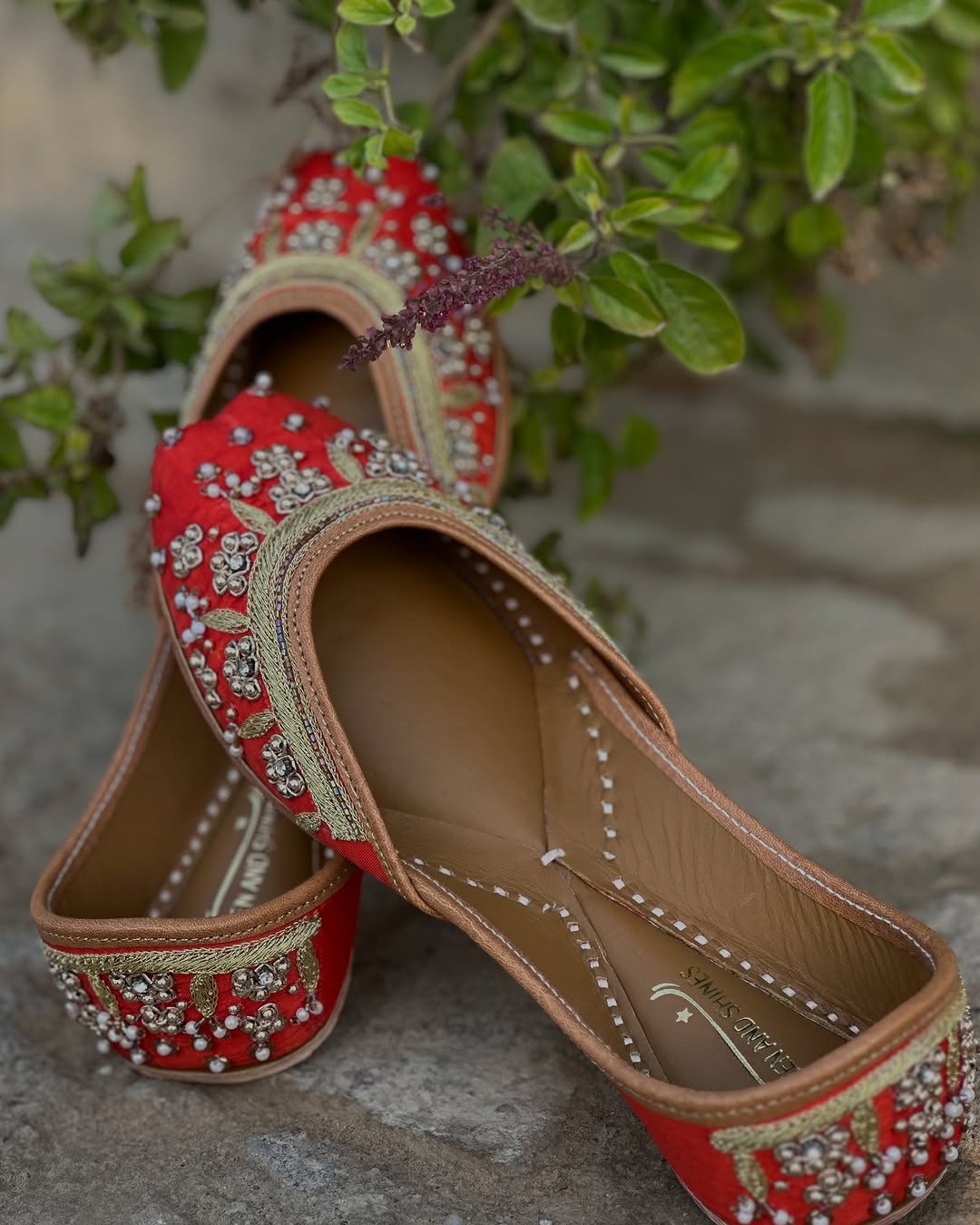 Red & Gold Embroidered Punjabi Jutti