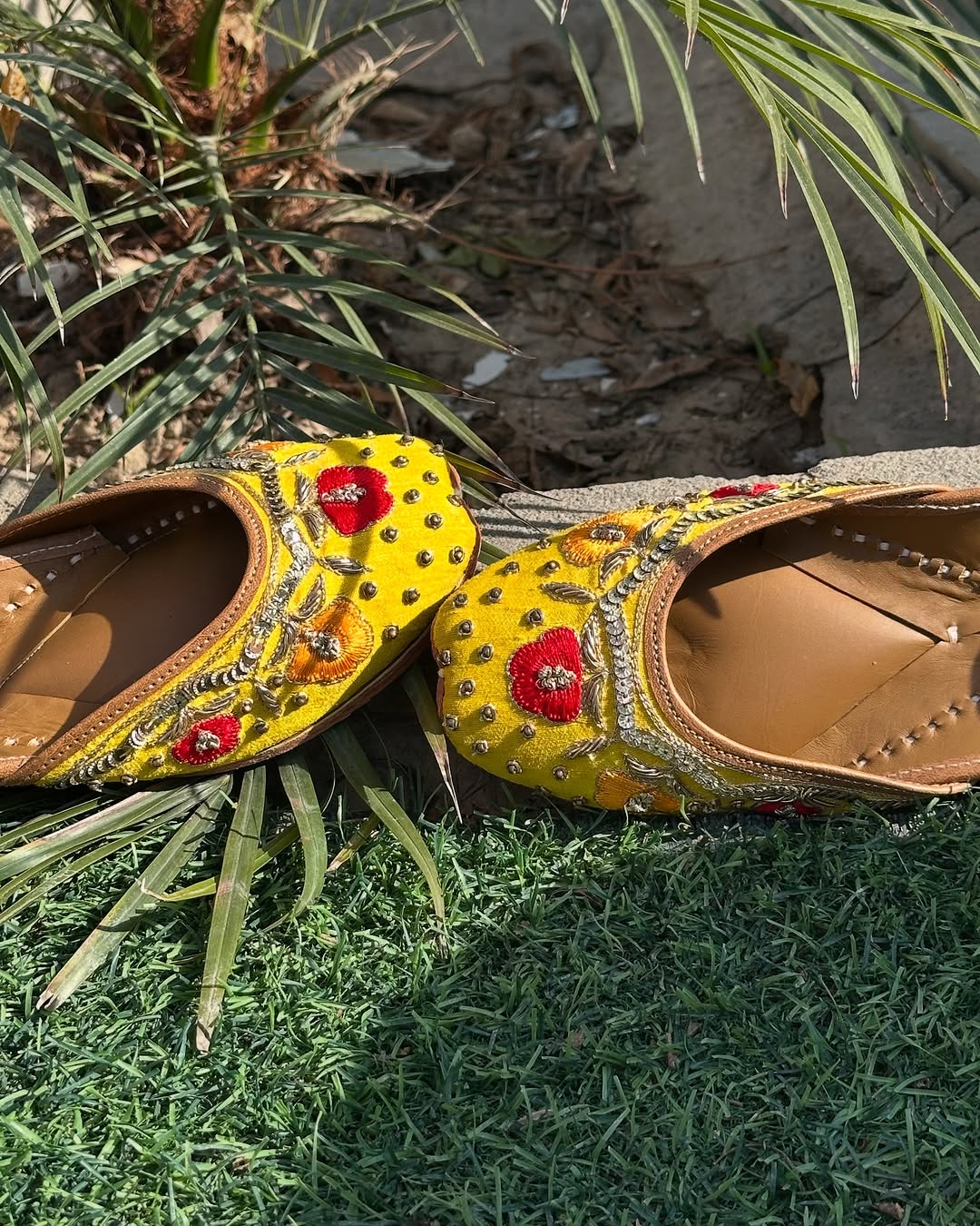 Yellow Floral Embroidered Punjabi Jutti
