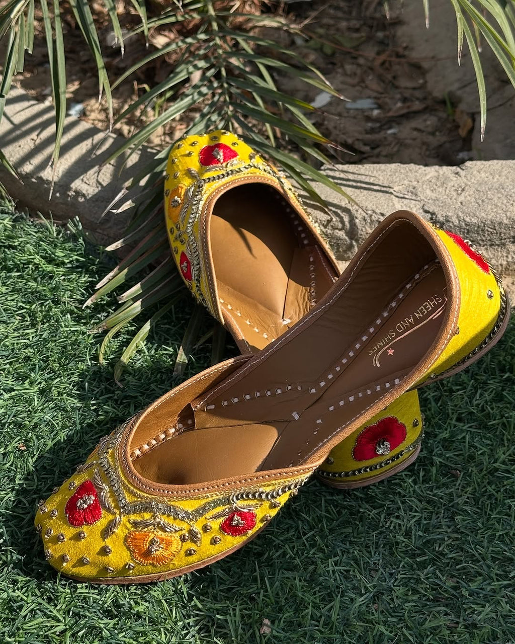 Yellow Floral Embroidered Punjabi Jutti