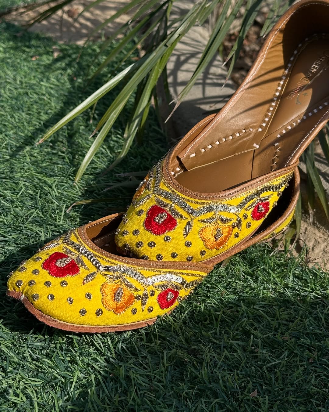 Yellow Floral Embroidered Punjabi Jutti