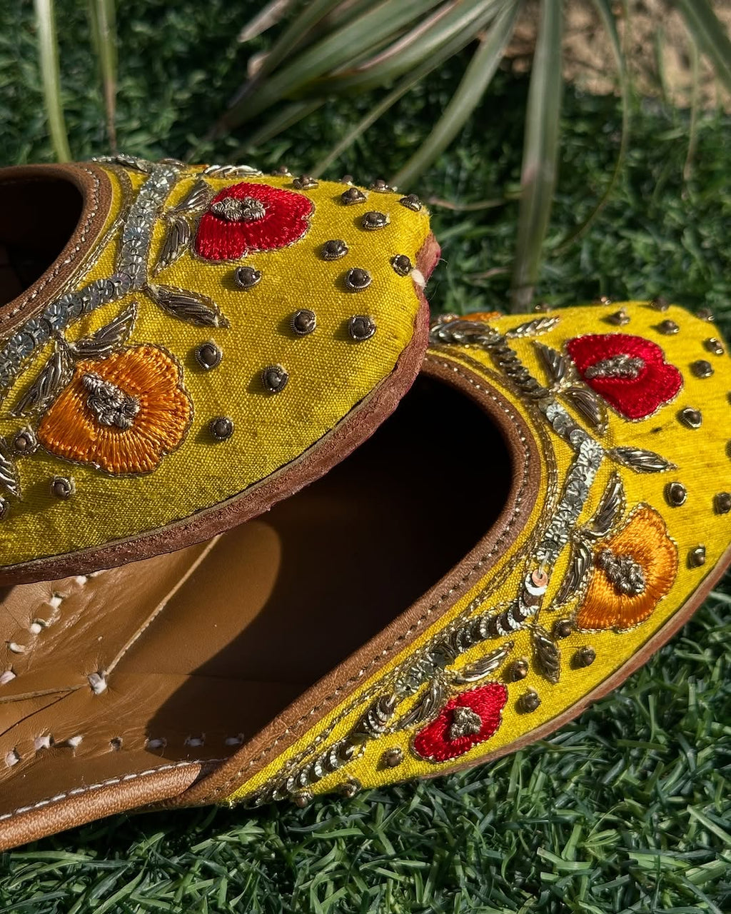 Yellow Floral Embroidered Punjabi Jutti