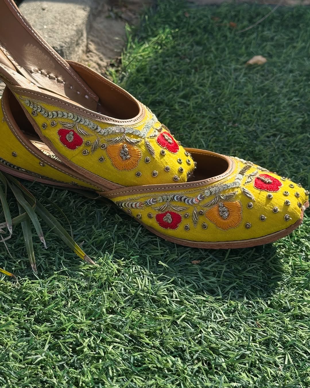 Yellow Floral Embroidered Punjabi Jutti
