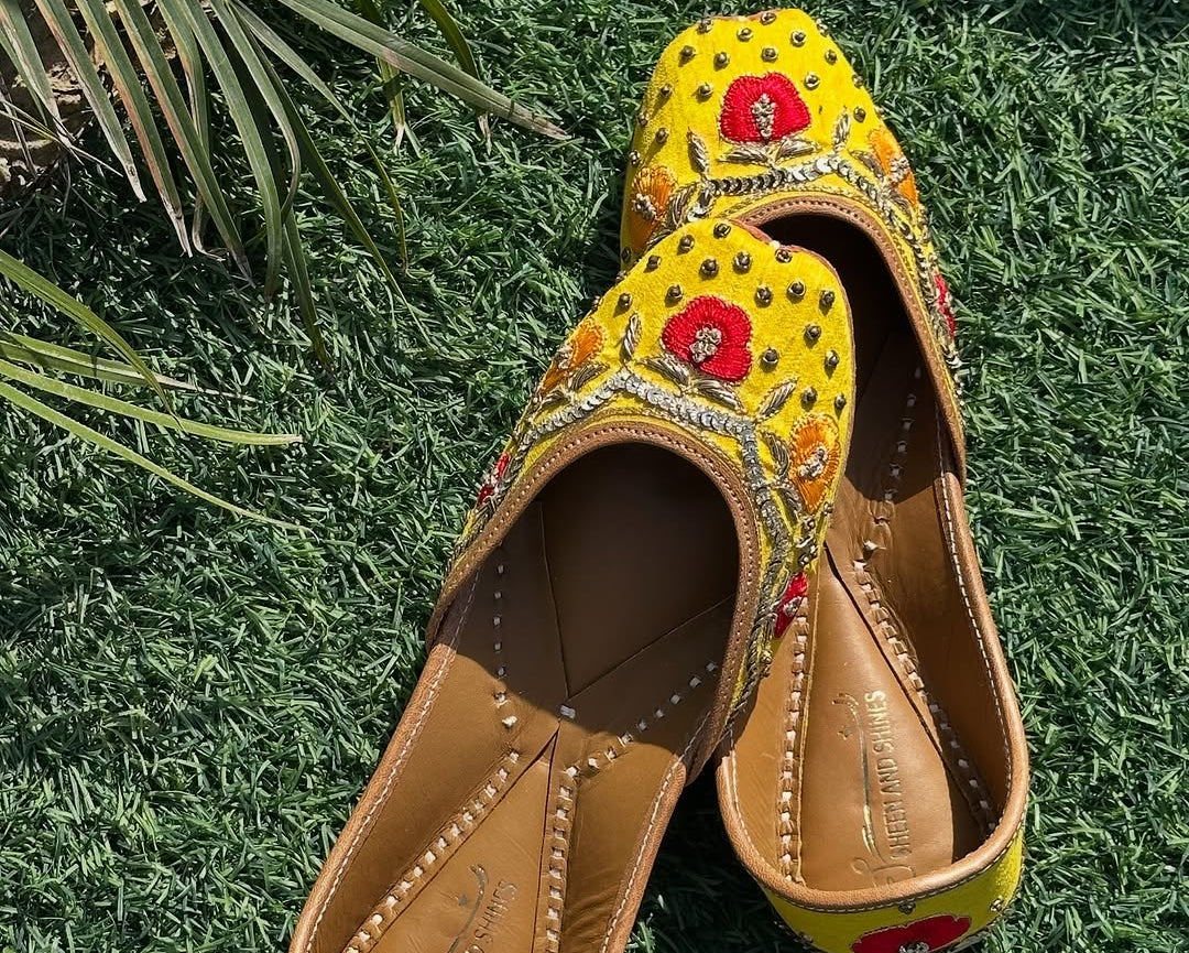 Yellow Floral Embroidered Punjabi Jutti