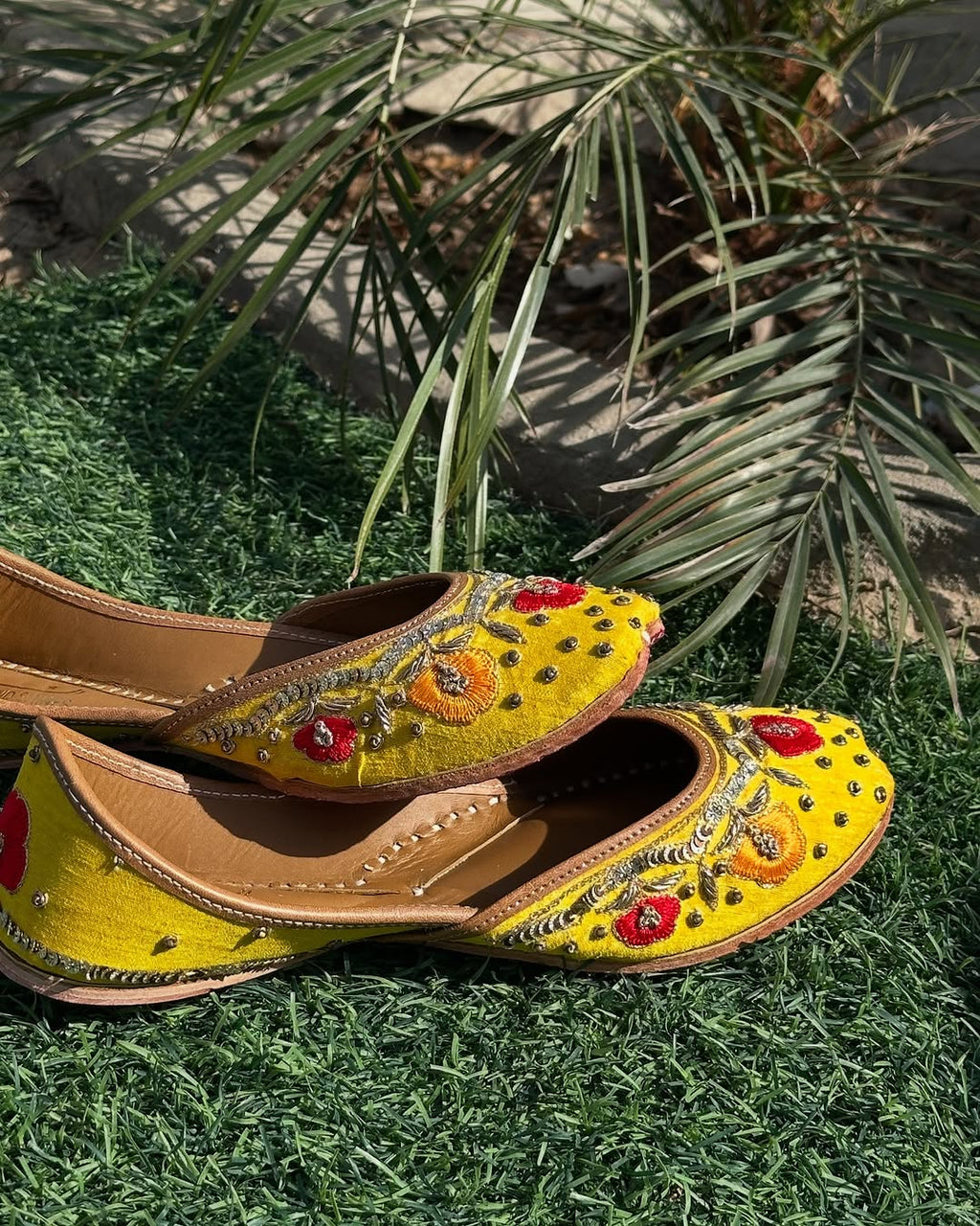 Yellow Floral Embroidered Punjabi Jutti