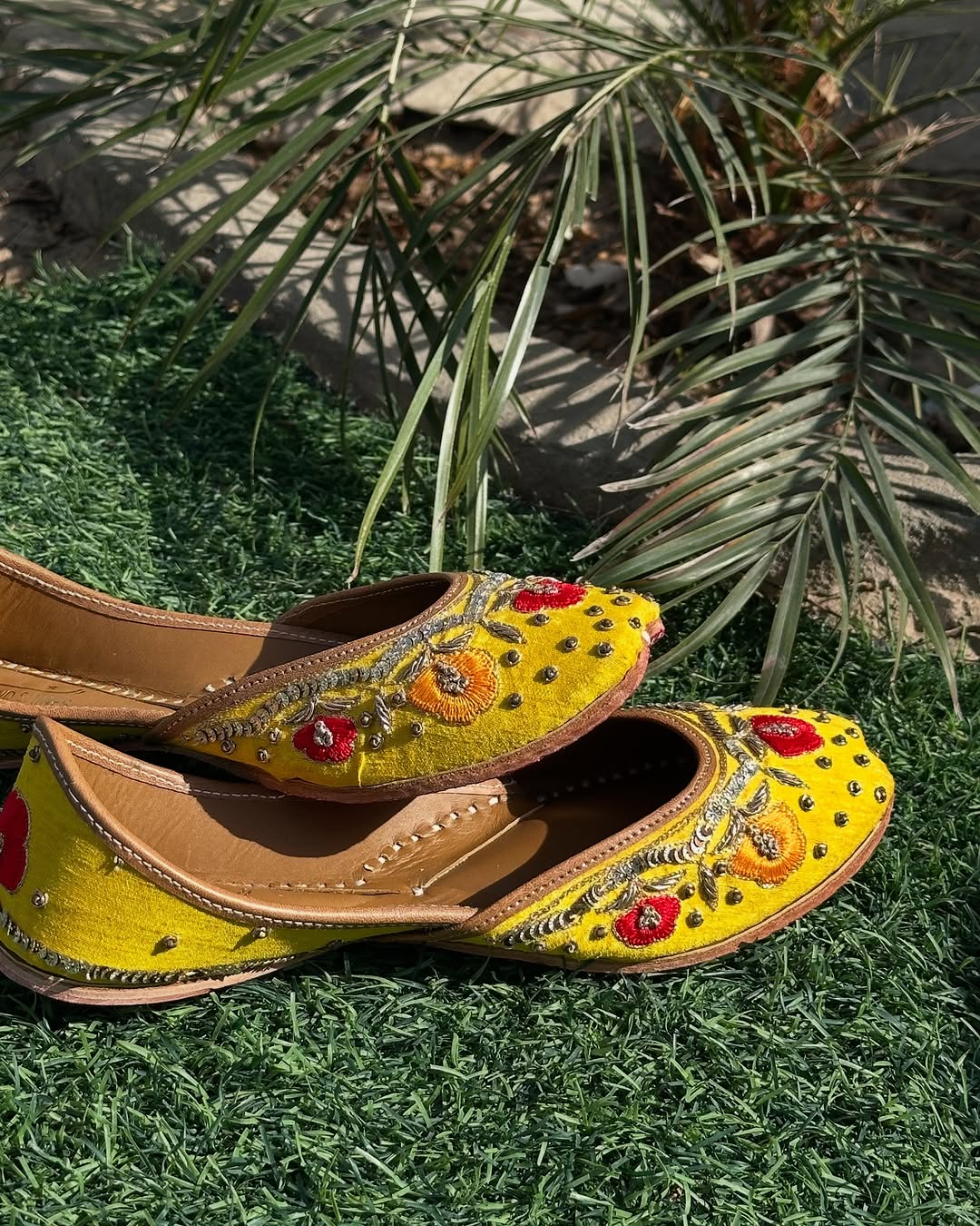 Yellow Floral Embroidered Punjabi Jutti