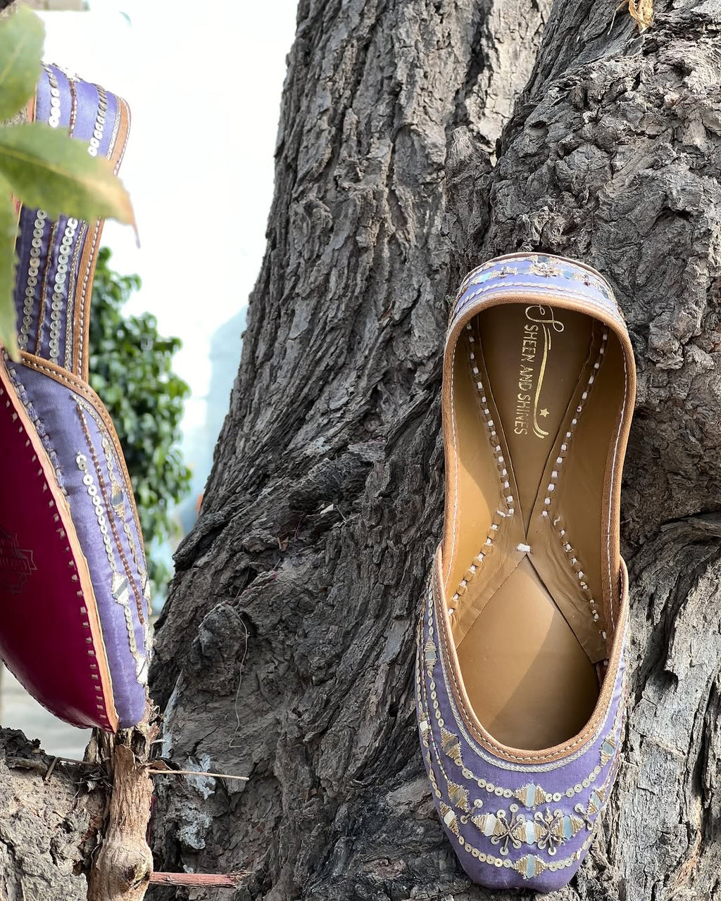 Lavender Mirror Work Punjabi Jutti