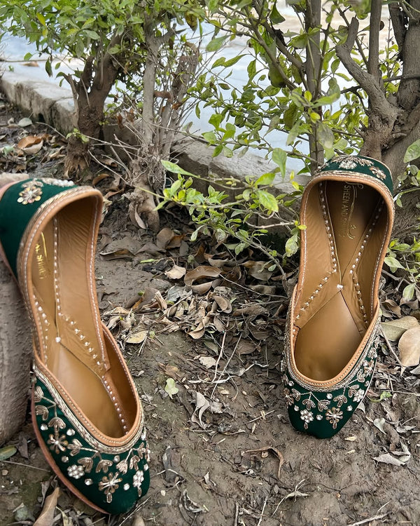 Emerald Green Embroidered Punjabi Jutti