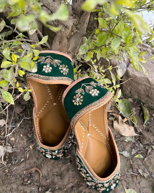 Emerald Green Embroidered Punjabi Jutti