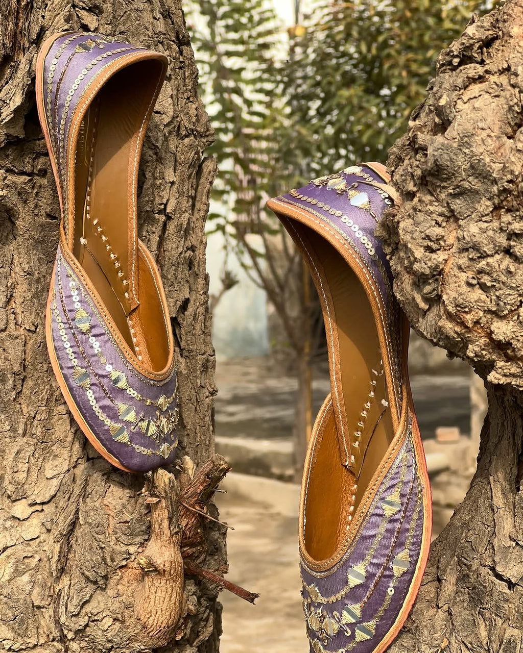 Lavender Mirror Work Punjabi Jutti