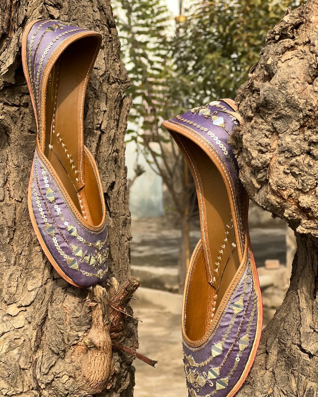 Lavender Mirror Work Punjabi Jutti