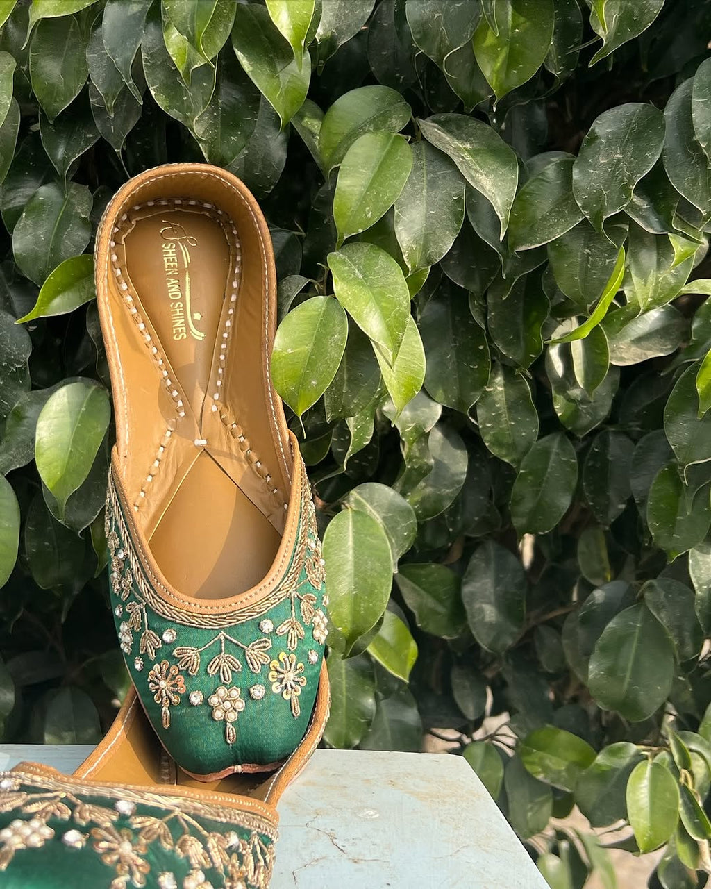 Emerald Green Embroidered Punjabi Jutti