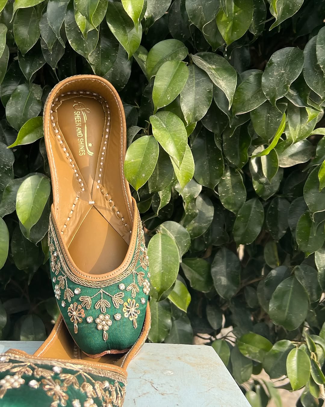 Emerald Green Embroidered Punjabi Jutti