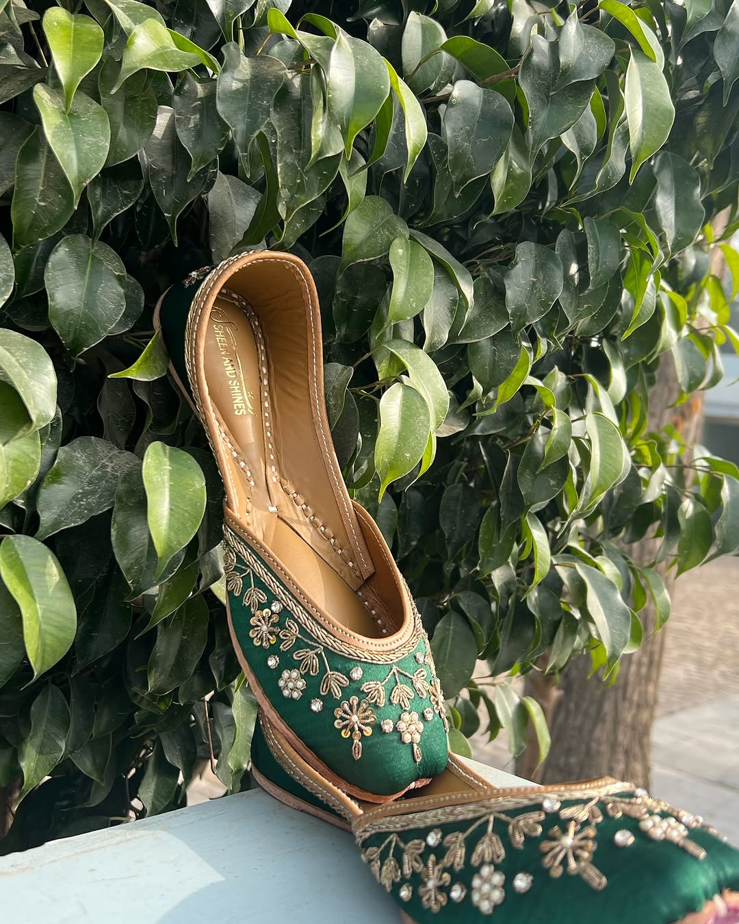 Emerald Green Embroidered Punjabi Jutti