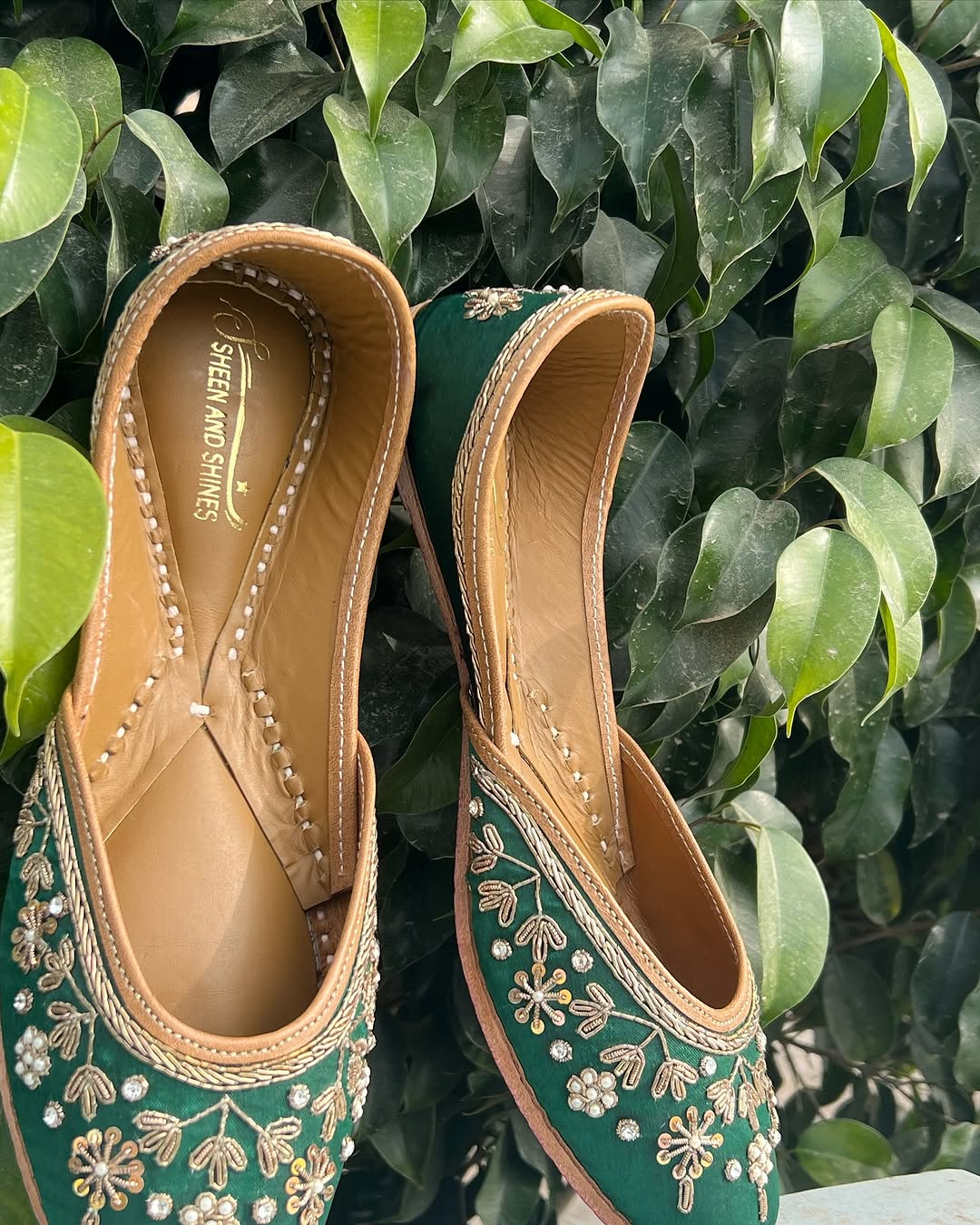 Emerald Green Embroidered Punjabi Jutti
