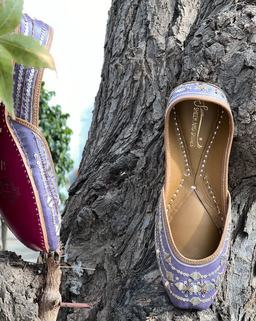 Lavender Mirror Work Punjabi Jutti