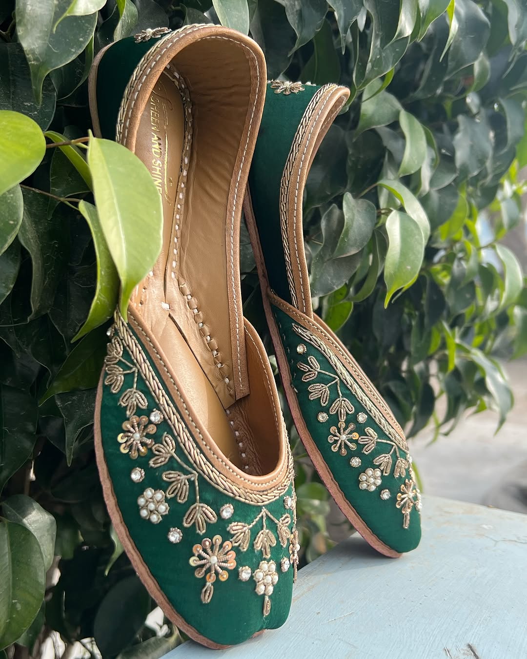 Emerald Green Embroidered Punjabi Jutti