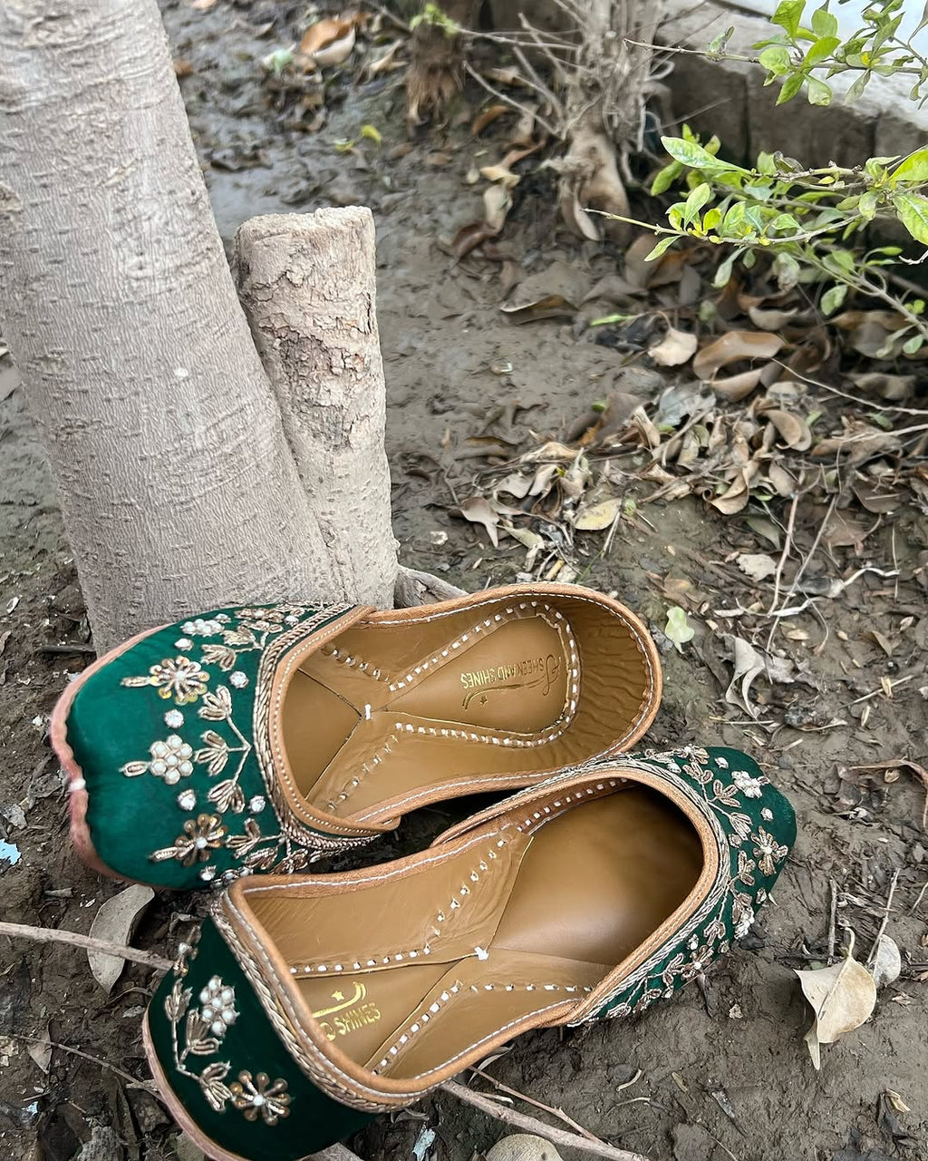 Emerald Green Embroidered Punjabi Jutti